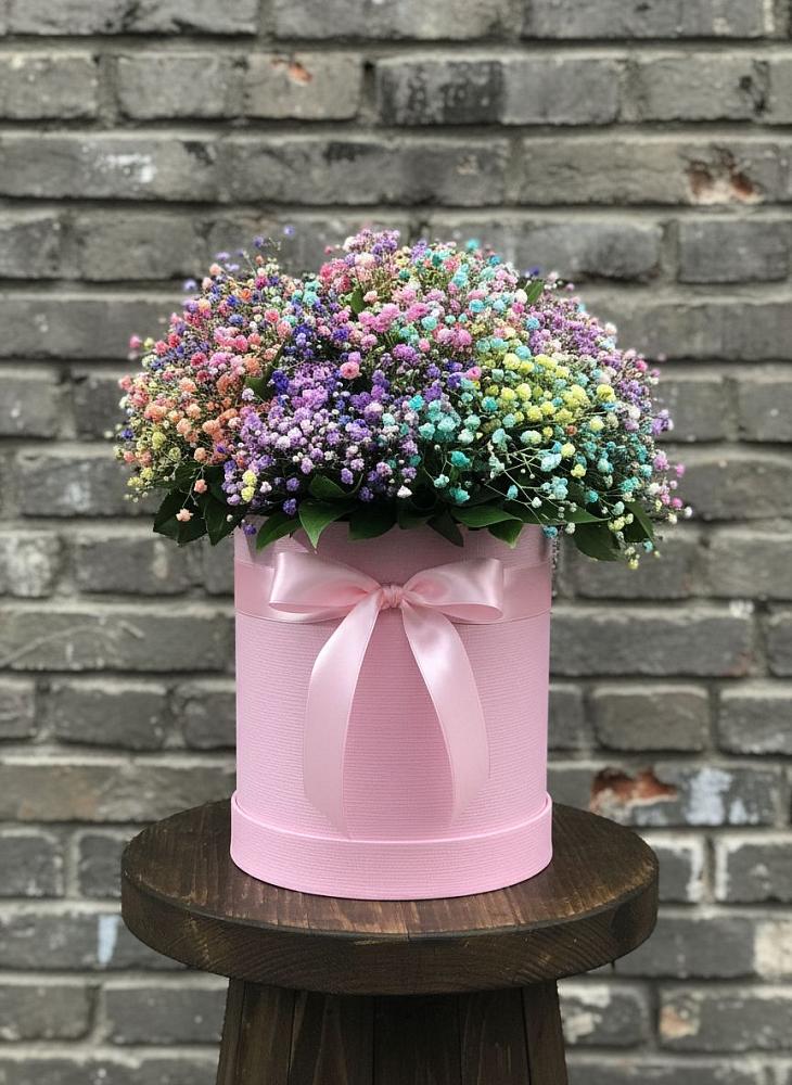 Цветочная композиция из Гипсофила и Розы в шляпной коробке в Ахметовскую