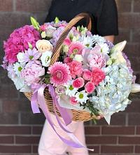 Композиция солнечный день в Ахметовскую Цветочная композиция из Розы, Хризантемы, Пионы и Лизиантусы в корзине в Ахметовскую