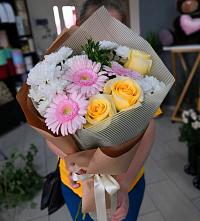 Букет цветов из:  Герберы, Розы и Хризантемы в Ахметовскую