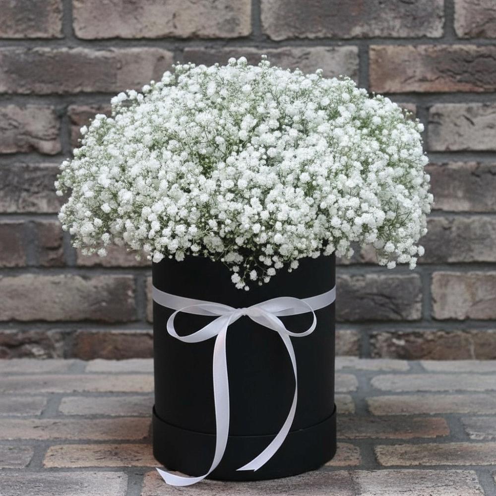 Цветочная композиция из Гипсофила в шляпной коробке в Ахметовскую