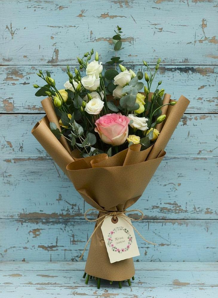 Букет цветов из: Розы и Лизиантусы в Ахметовскую