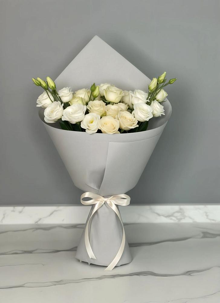 Букет цветов из: Розы и Лизиантусы в Ахметовскую