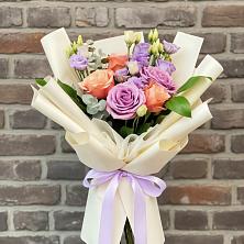 Букет цветов из:  Лизиантусы и Розы в Ахметовскую