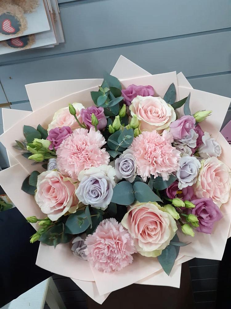 Букет цветов из: Розы, Гвоздики и Лизиантусы в Ахметовскую