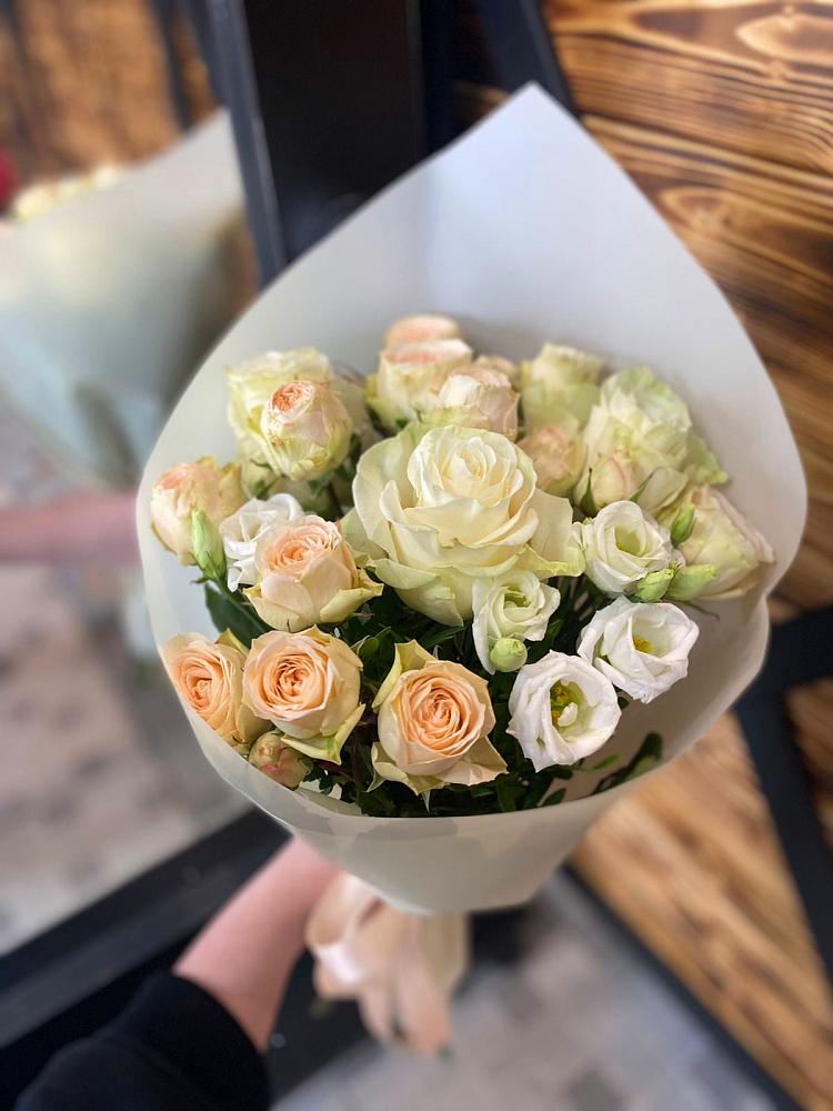 Букет цветов из: Розы и Лизиантусы в Ахметовскую